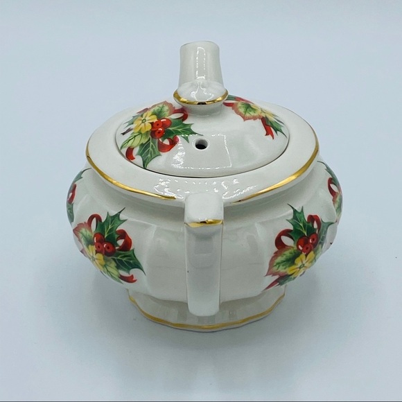 Windsor || "Mini" Teapot with Holiday Holly - Picture 6 of 11